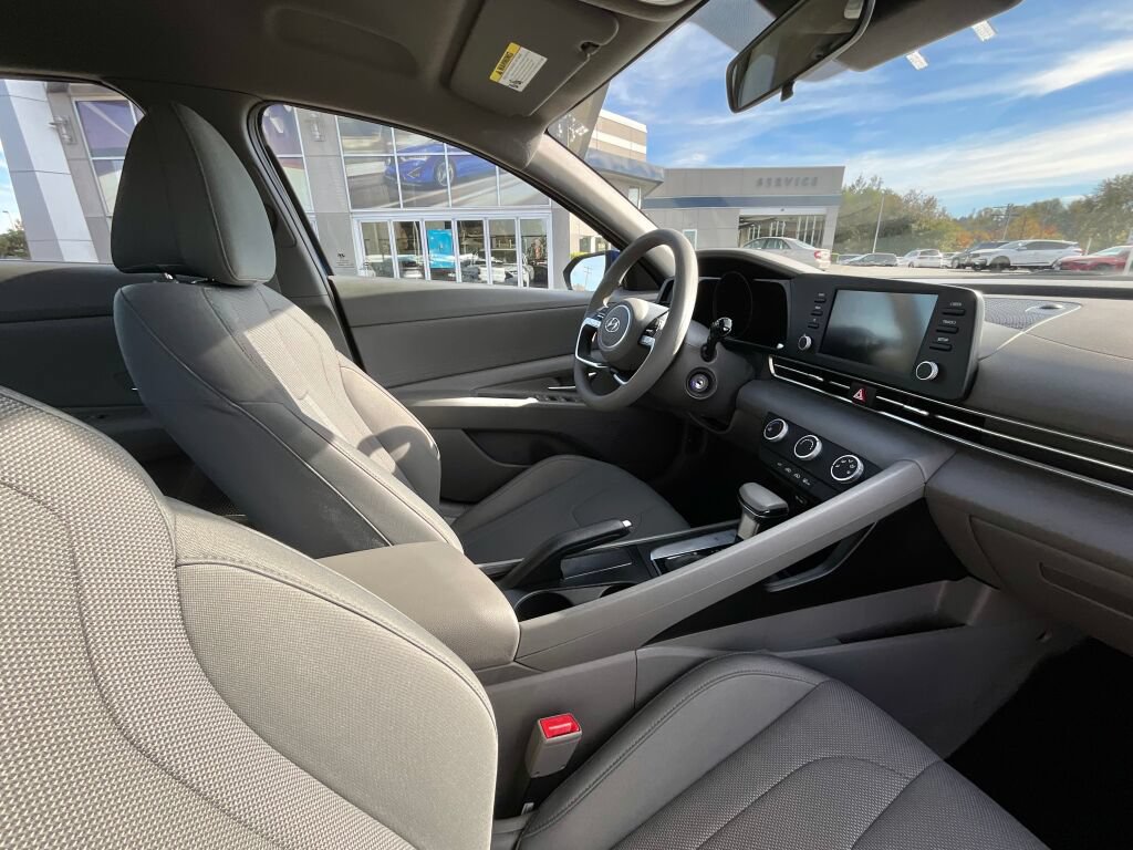 Used 2023 Hyundai Elantra SE w/ Preferred Accessory Package FWD image 17