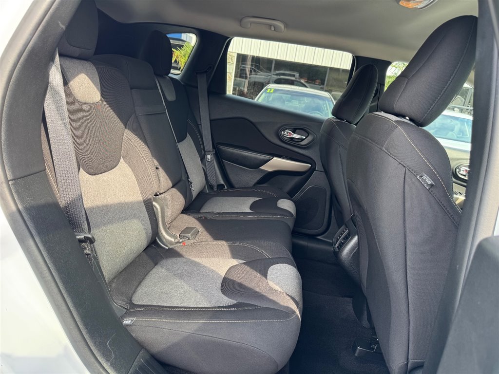 Used 2018 Jeep Cherokee Latitude w/ Altitude Package FWD image 21