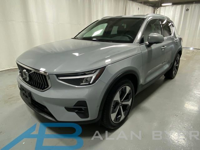 Used 2025 Volvo XC40 B5 Plus AWD/4WD image 1