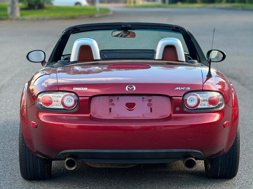 Used 2006 MAZDA MX-5 Miata Grand Touring RWD image 6