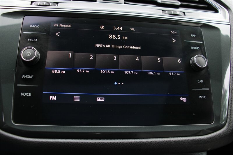 Used 2020 Volkswagen Tiguan SE w/ Panoramic Sunroof Package image 11