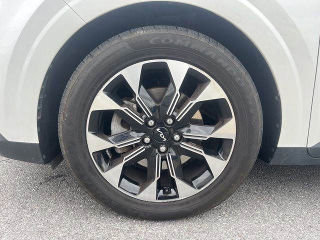 Used 2024 Kia Carnival EX image 13