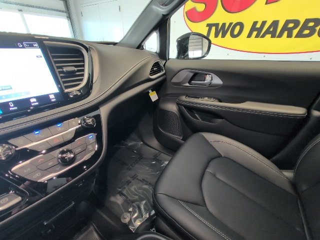 New 2026 Chrysler Pacifica Select image 24