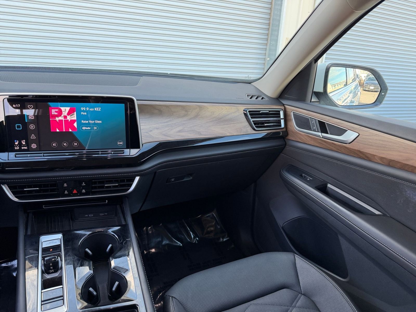 Used 2025 Volkswagen Atlas SE AWD/4WD image 38