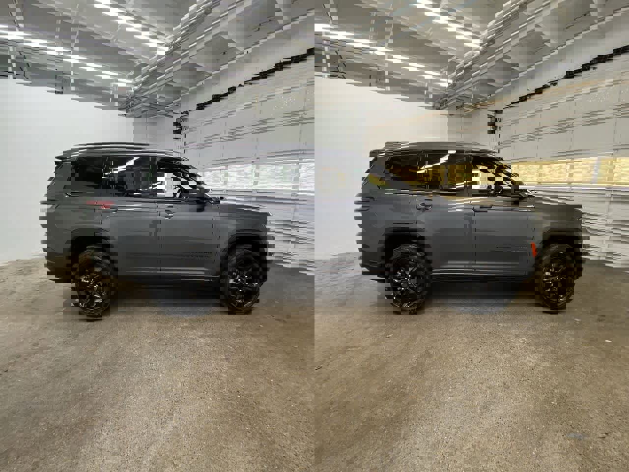 Used 2023 Jeep Grand Cherokee L Laredo image 7