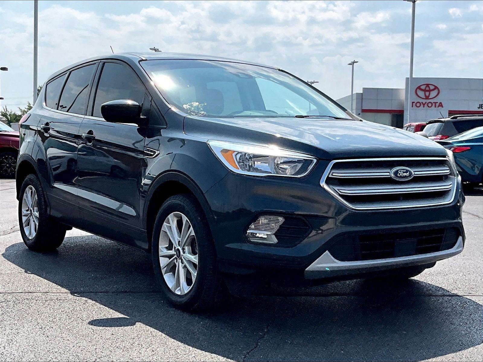 Used 2019 Ford Escape SE FWD image 3