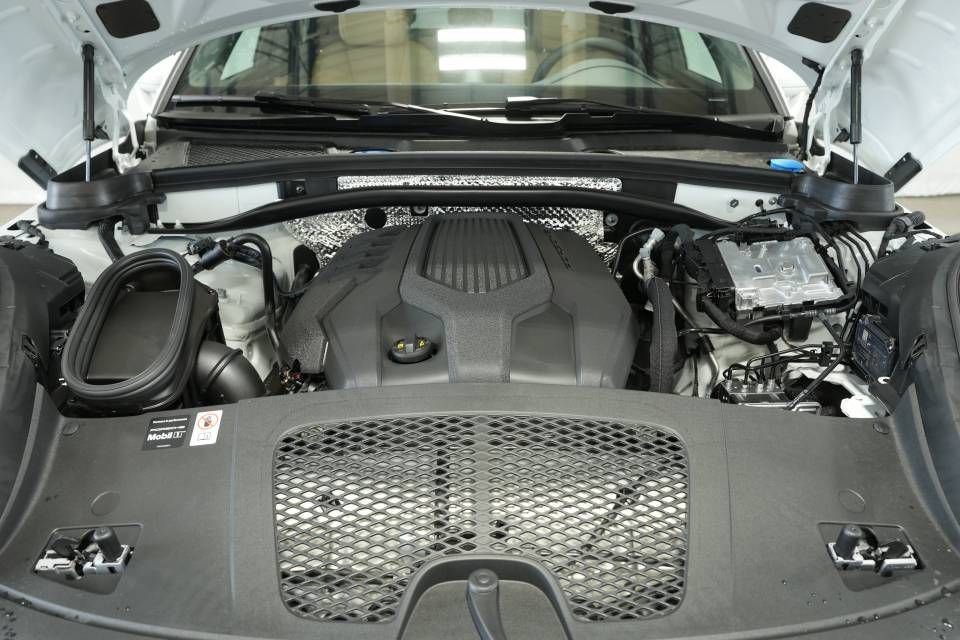 Certified 2025 Porsche Macan AWD/4WD image 30