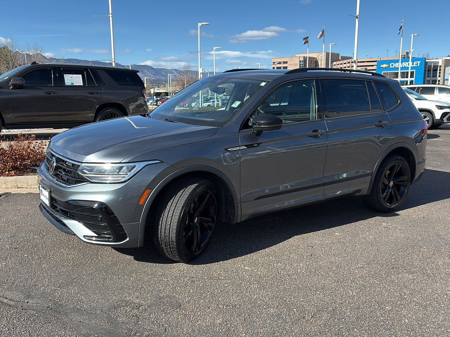 Used 2023 Volkswagen Tiguan SE R-Line image 3