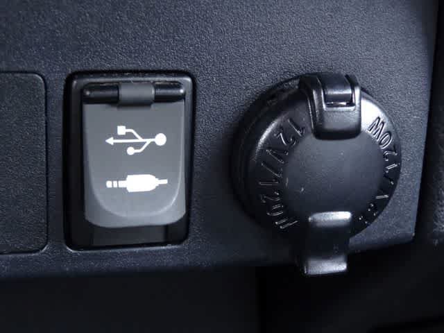 Used 2018 Toyota RAV4 SE AWD/4WD image 28