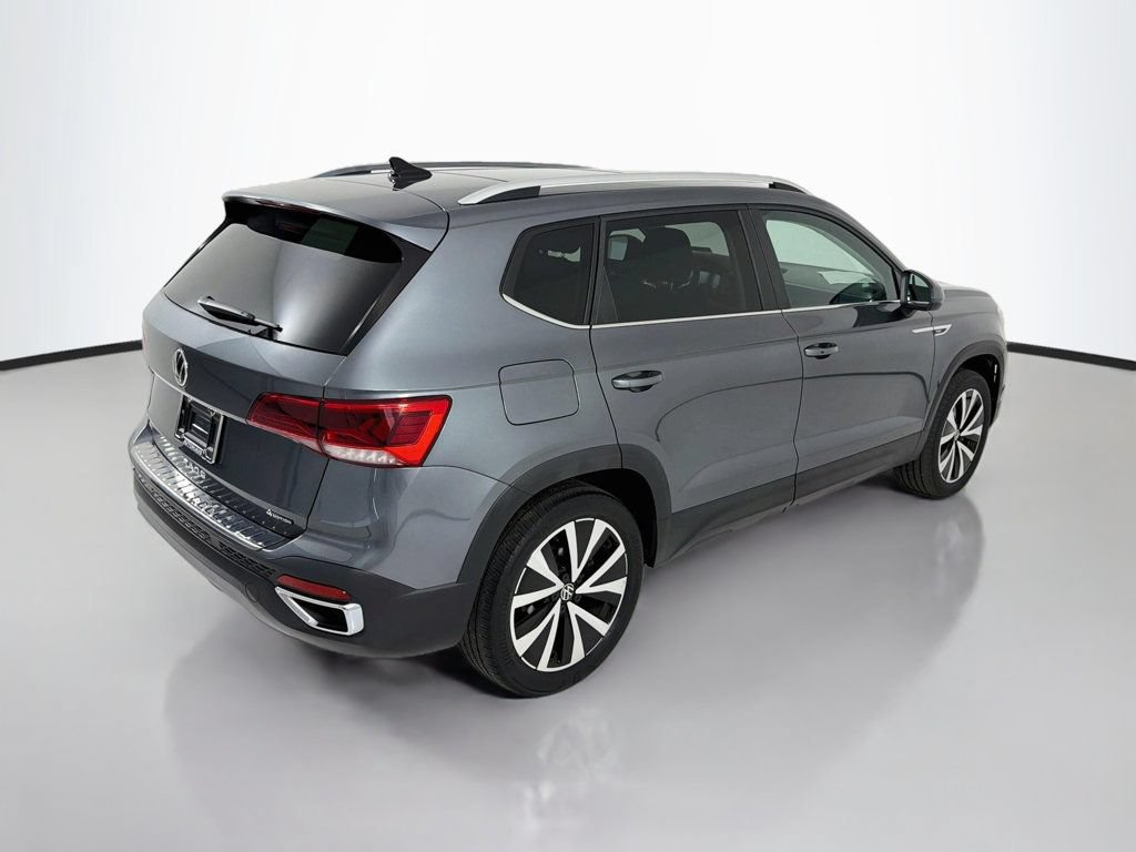 Used 2023 Volkswagen Taos SE w/ Panoramic Sunroof Package AWD/4WD image 7