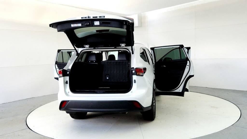 Certified 2024 Toyota Highlander XLE AWD/4WD image 11