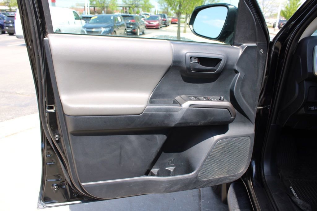 Used 2019 Toyota Tacoma SR5 AWD/4WD image 18