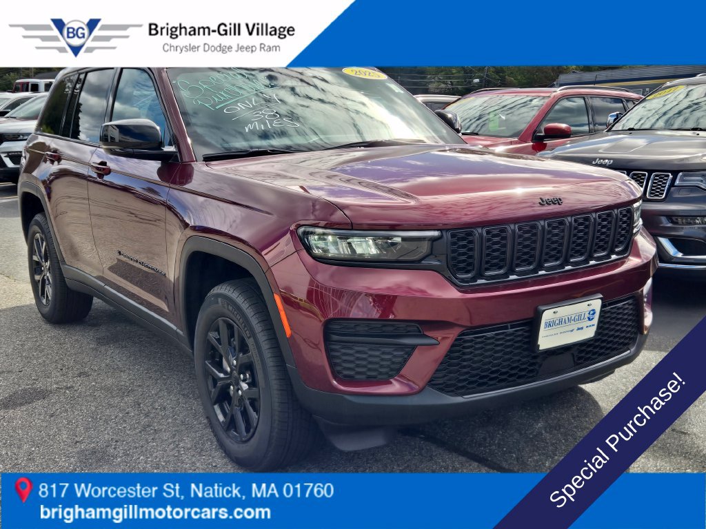 Used 2025 Jeep Grand Cherokee Altitude AWD/4WD image 5