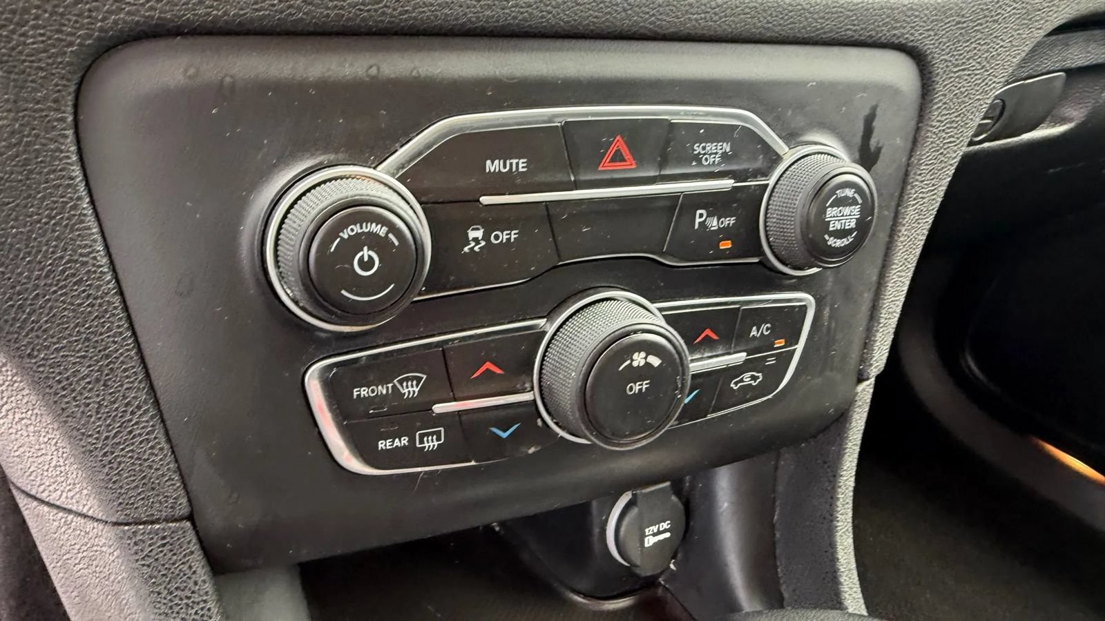 Used 2020 Dodge Charger SXT w/ Leather Interior Group RWD image 31