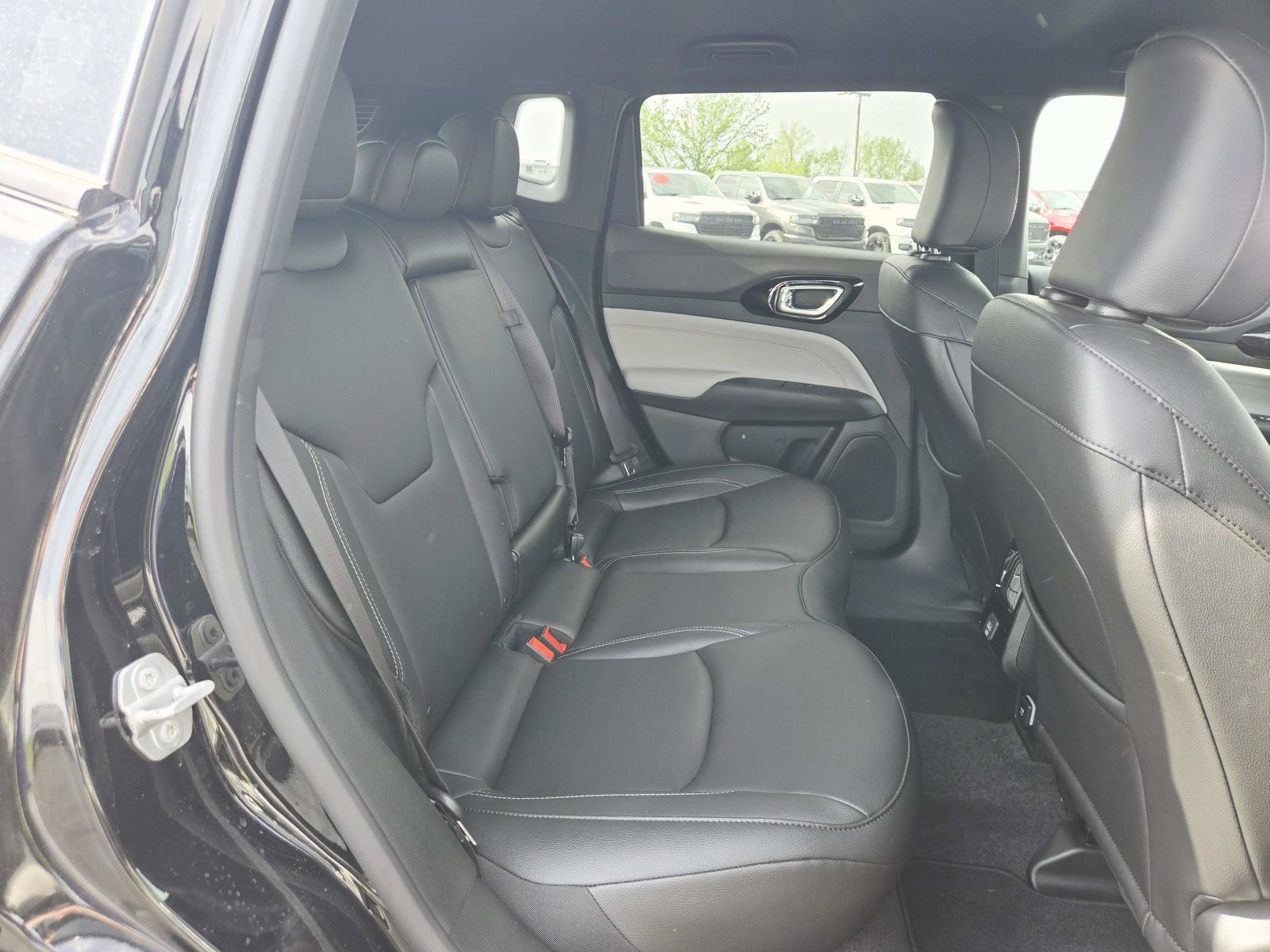 Used 2025 Jeep Compass Limited image 15