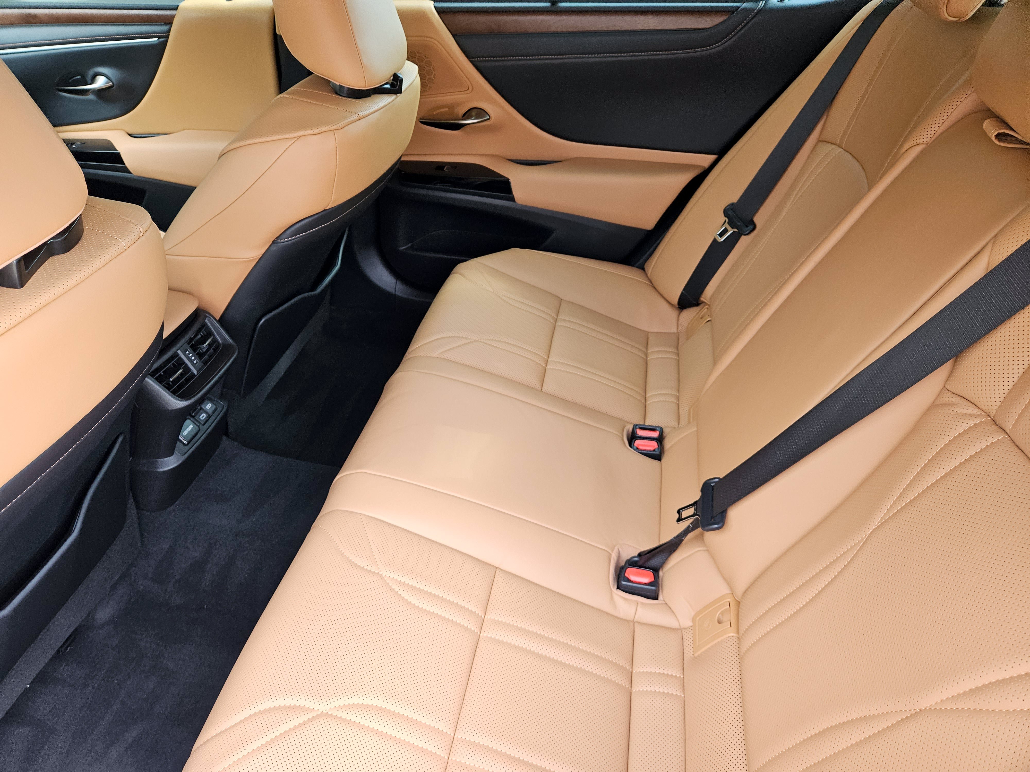 Used 2023 Lexus ES 300h Ultra Luxury w/ Accessory Package (Z2) FWD image 30