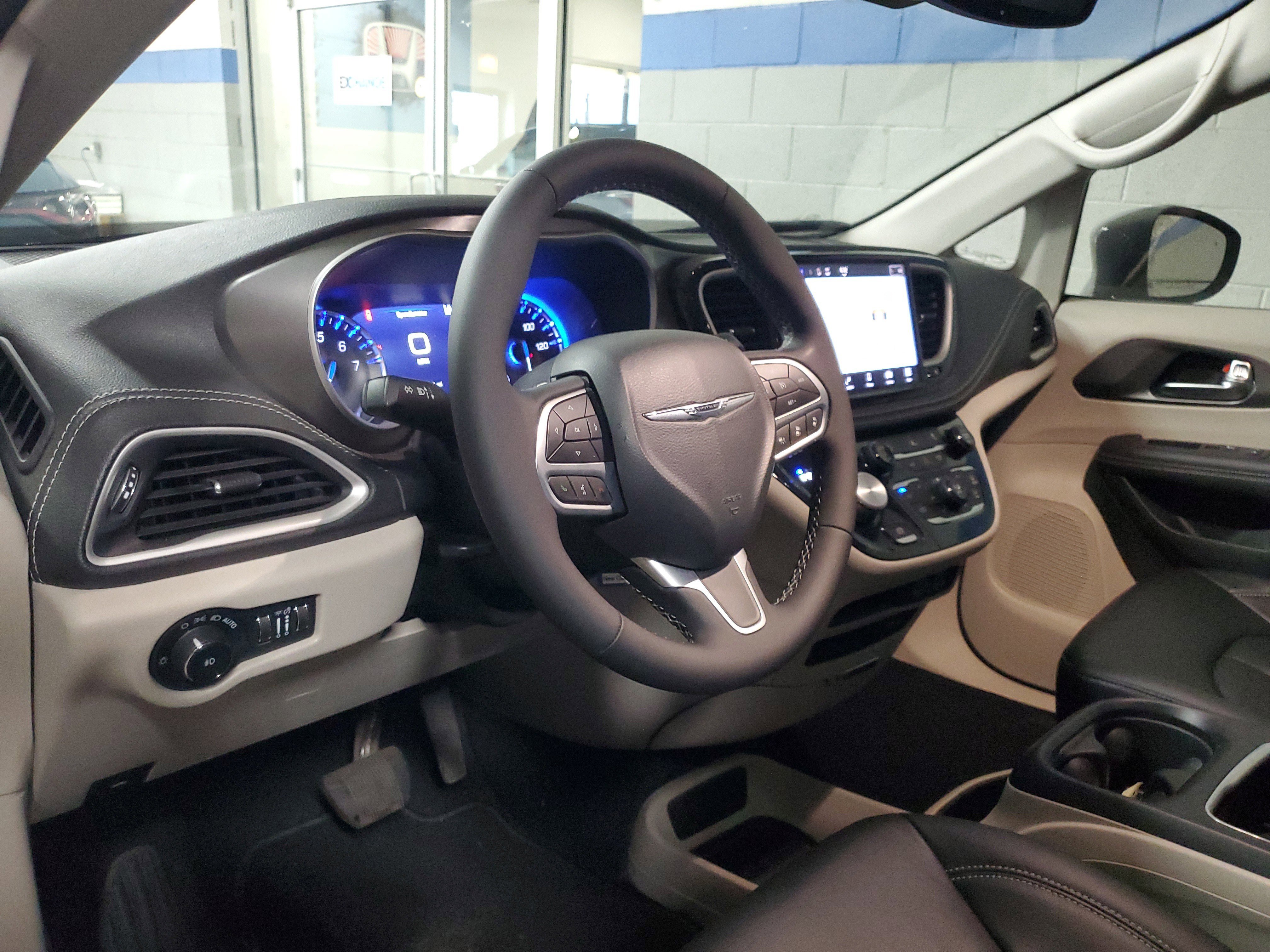 Used 2022 Chrysler Pacifica Touring-L AWD/4WD image 18