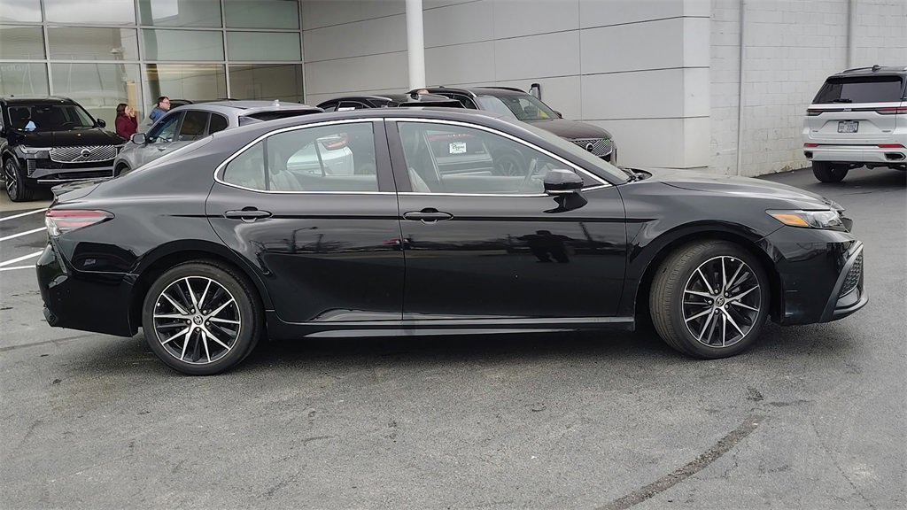 Used 2023 Toyota Camry SE image 2
