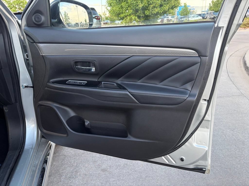 Used 2021 Mitsubishi Outlander 4WD Plug-In Hybrid image 23