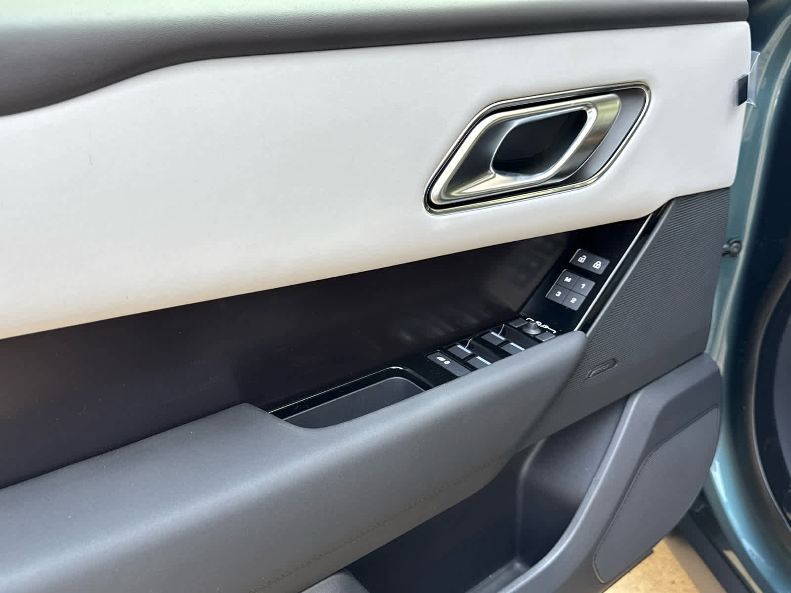 New 2026 Land Rover Range Rover Velar Dynamic SE image 15