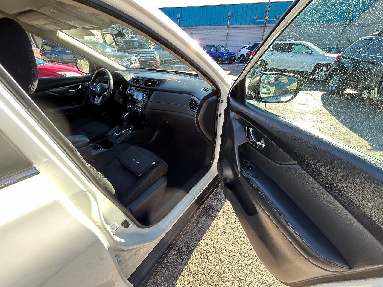 Used 2017 Nissan Rogue SV image 9