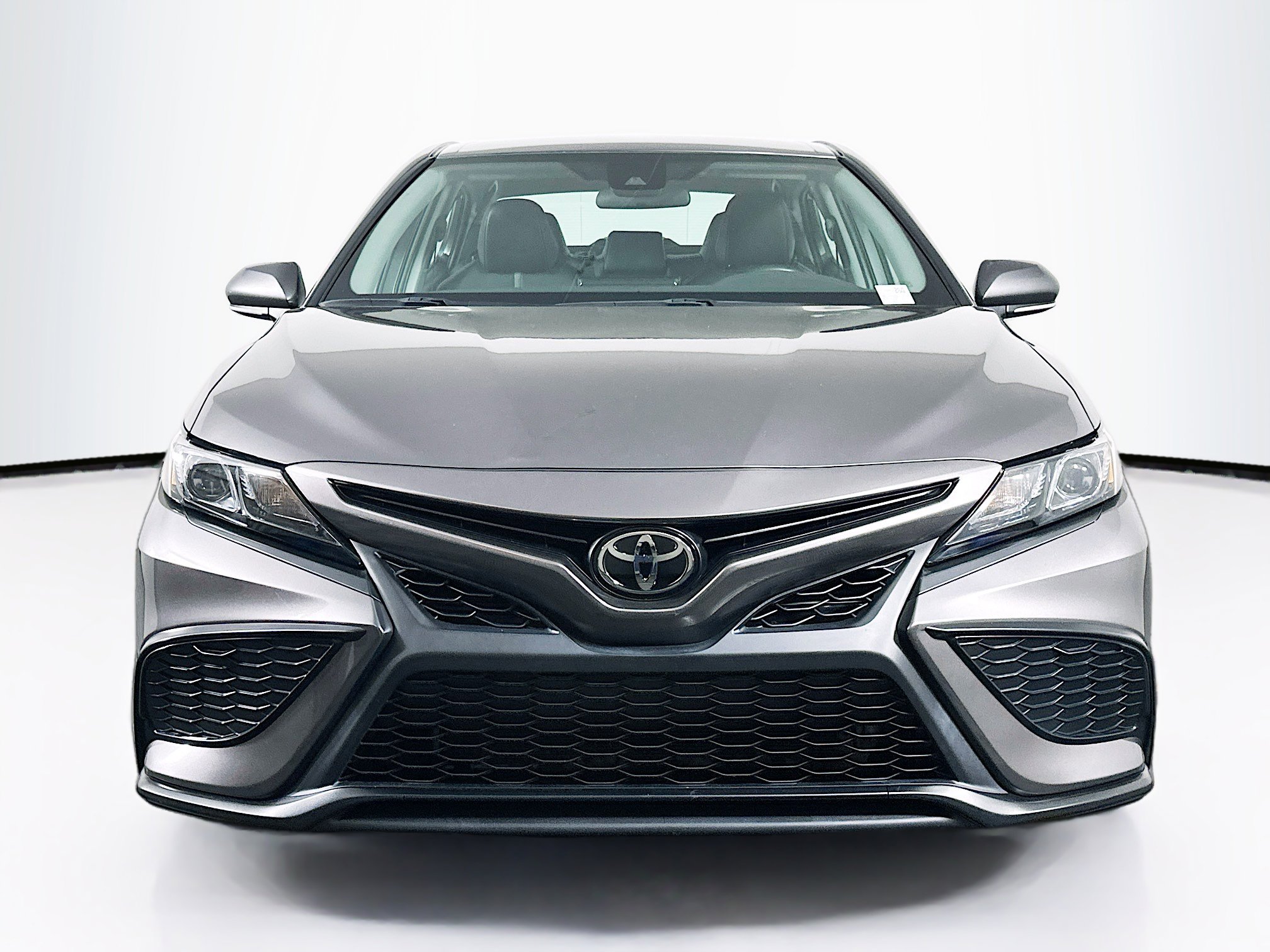 Used 2023 Toyota Camry SE FWD image 2