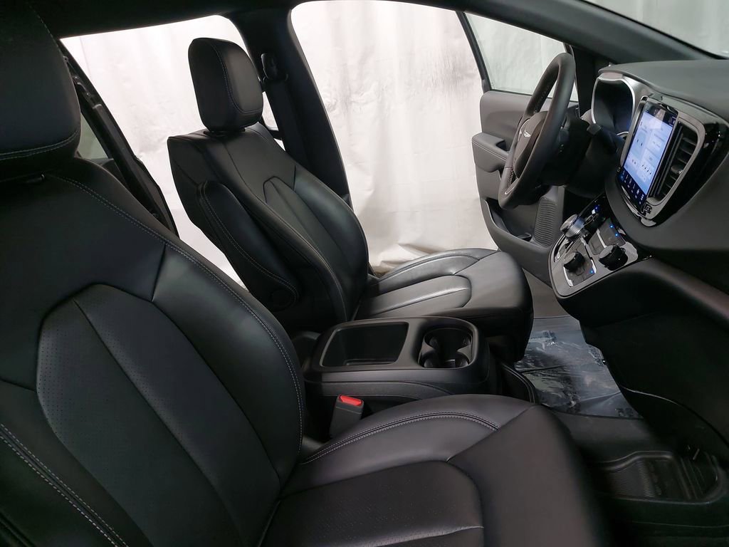 Used 2025 Chrysler Pacifica Select image 10