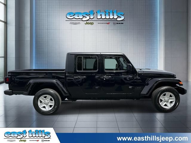 Certified 2022 Jeep Gladiator Sport AWD/4WD image 2