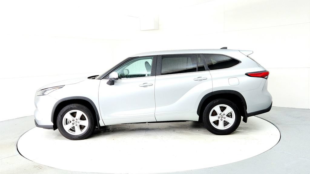 Used 2023 Toyota Highlander LE AWD/4WD image 3