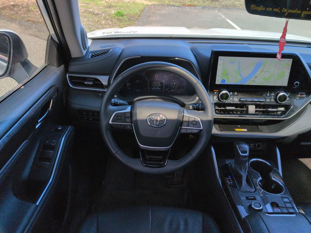 Used 2024 Toyota Highlander Limited AWD/4WD image 11