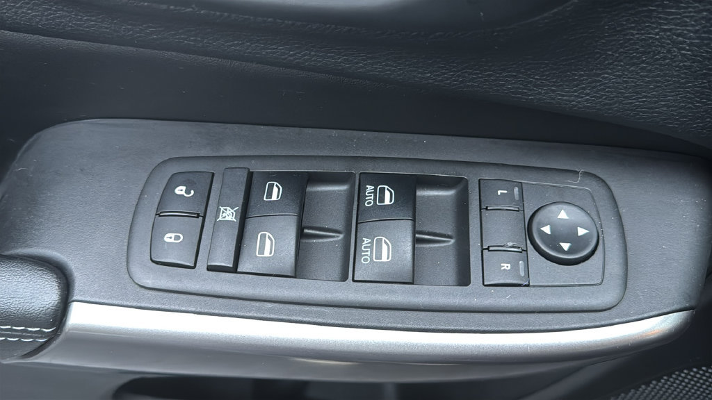 Used 2019 Jeep Cherokee Latitude Plus w/ Cold Weather Group AWD/4WD image 16