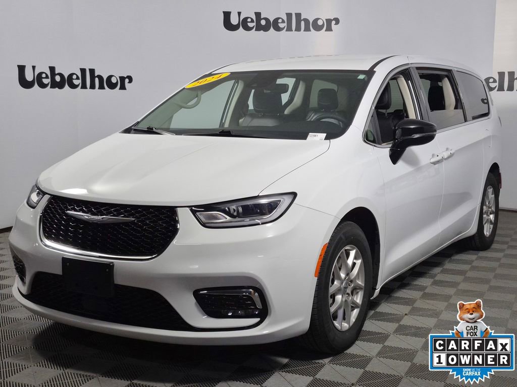 Used 2024 Chrysler Pacifica Touring-L image 3