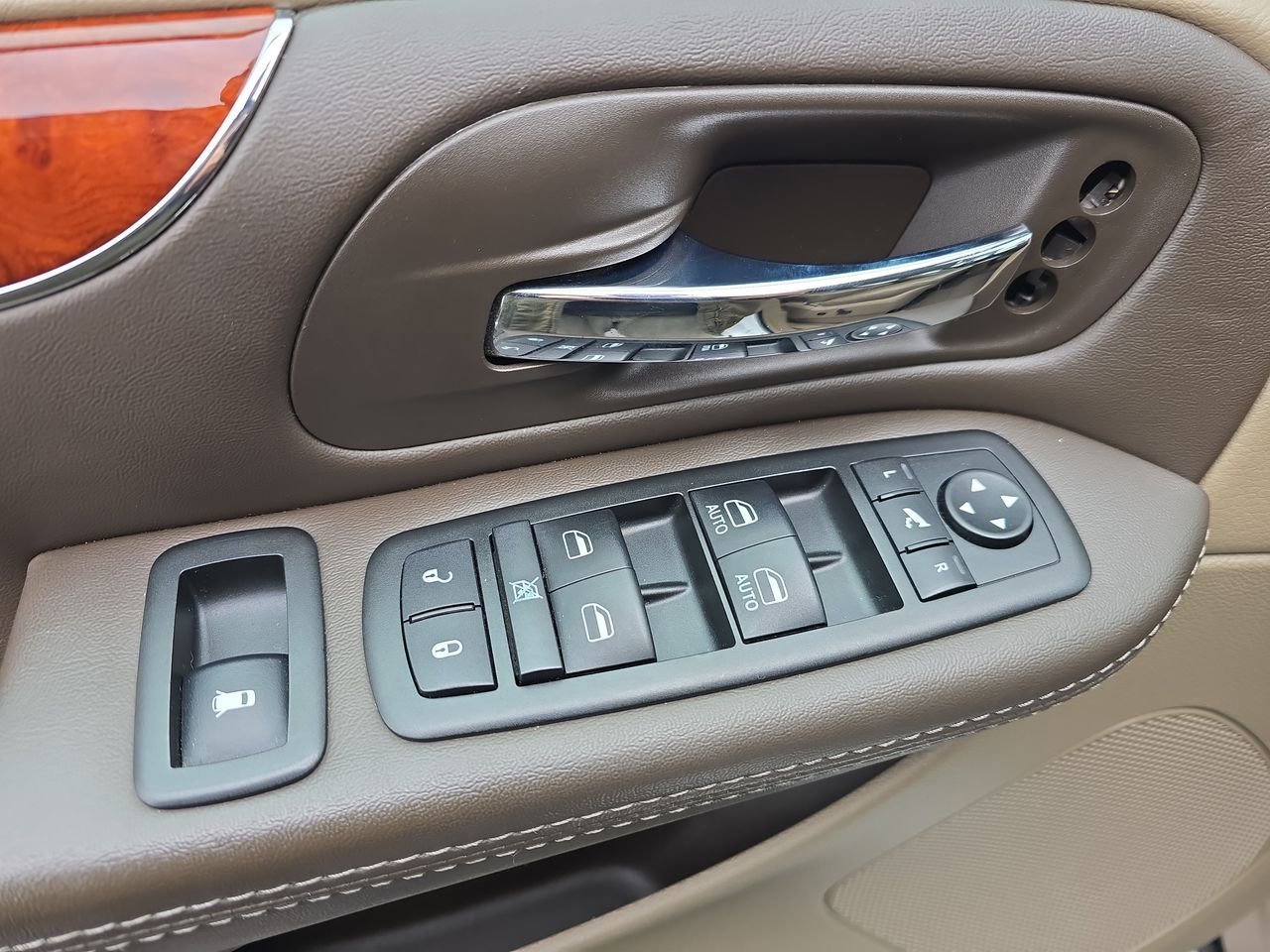 Used 2014 Chrysler Town & Country Limited w/ Luxury Group FWD image 17