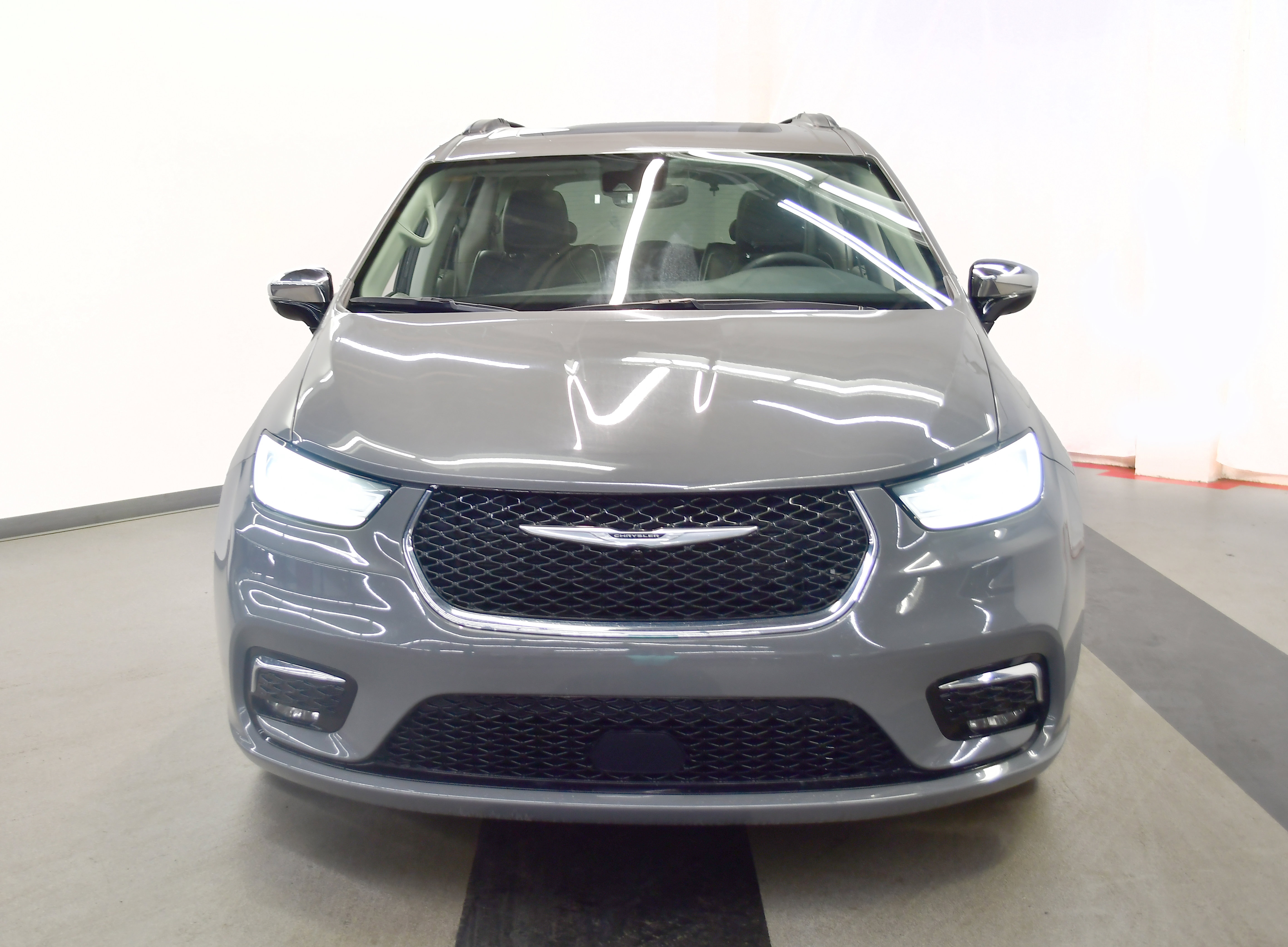 Used 2023 Chrysler Pacifica Limited FWD image 3