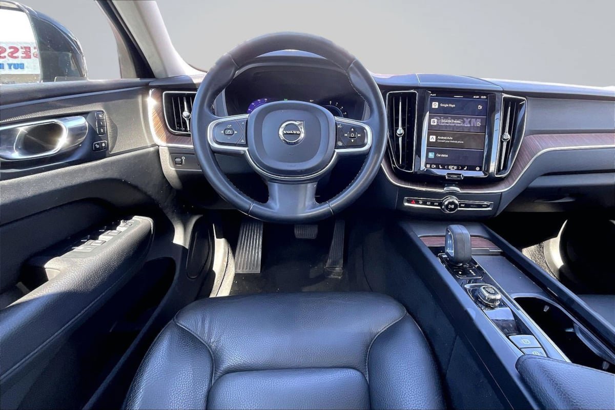 Used 2022 Volvo XC60 B5 Momentum AWD/4WD image 5