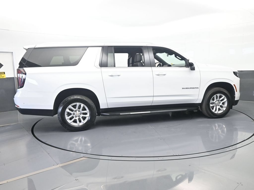 Used 2025 Chevrolet Suburban LT RWD image 7
