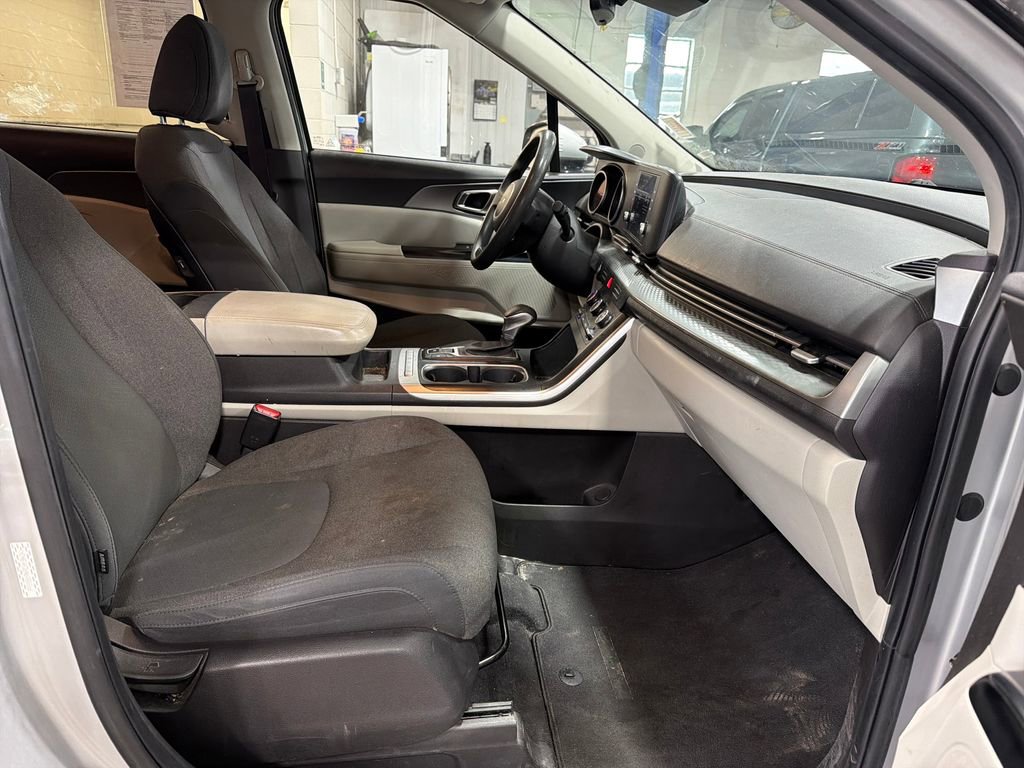 Used 2022 Kia Carnival LX image 18