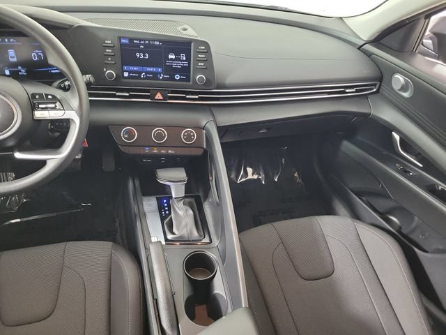 Used 2025 Hyundai Elantra SE FWD image 17