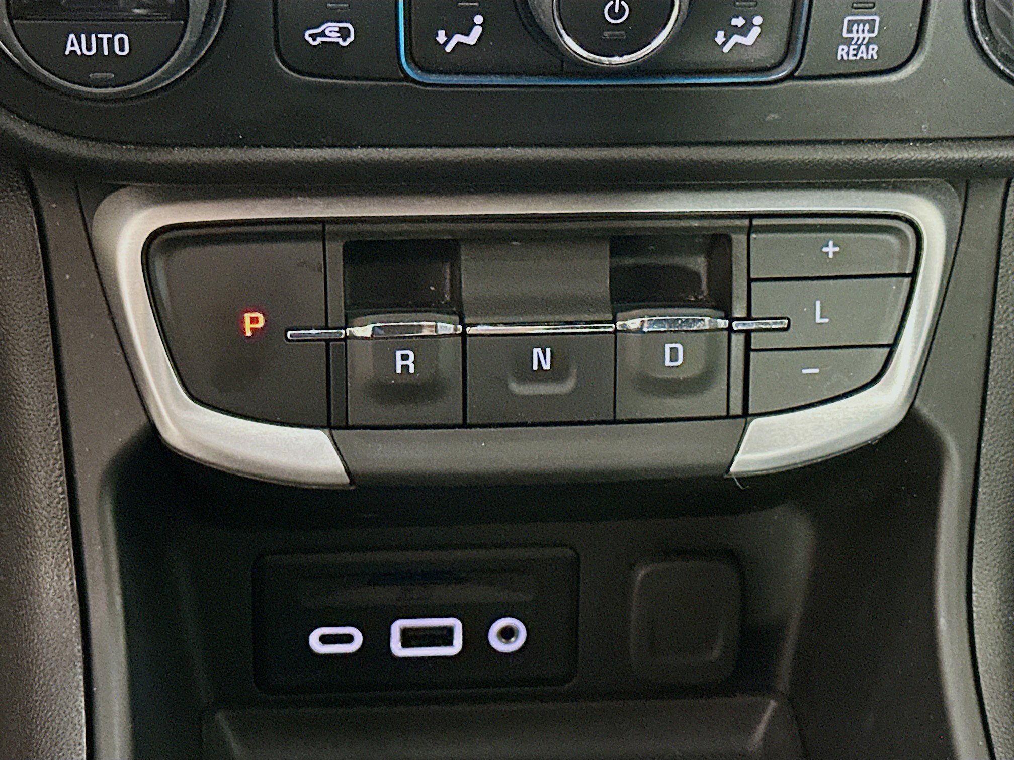 Used 2024 GMC Terrain SLT image 24