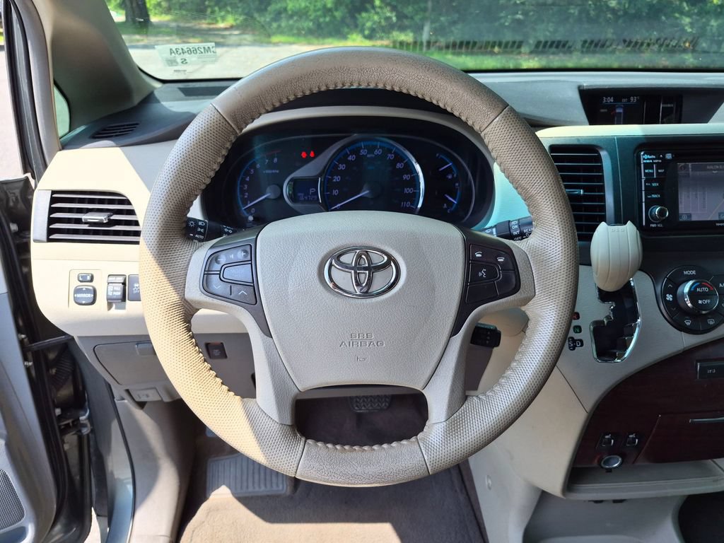 Used 2014 Toyota Sienna XLE FWD image 14