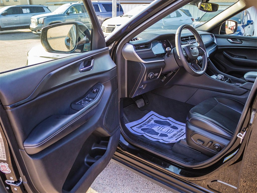 Used 2024 Jeep Grand Cherokee L Laredo image 23