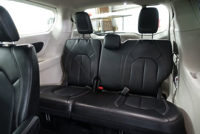 Used 2024 Chrysler Pacifica Touring-L FWD image 19