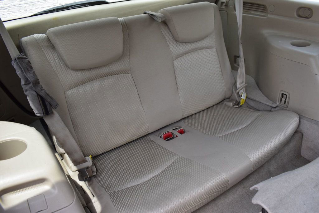 Used 2005 Toyota Highlander 4WD V6 w/ 3rd Row image 24