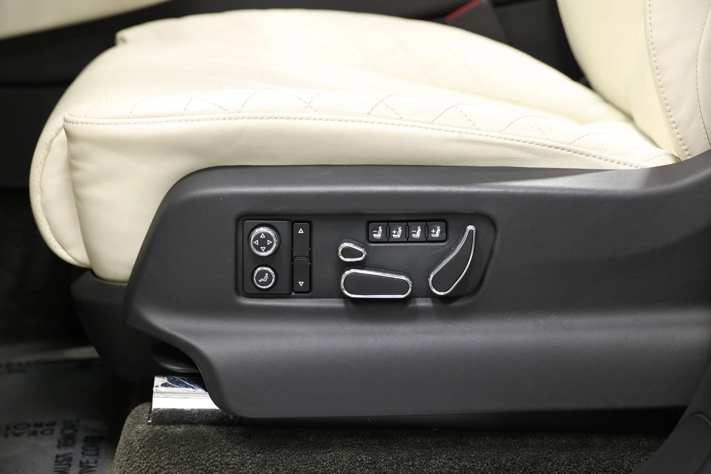 Used 2018 Bentley Bentayga Onyx Edition AWD/4WD image 16