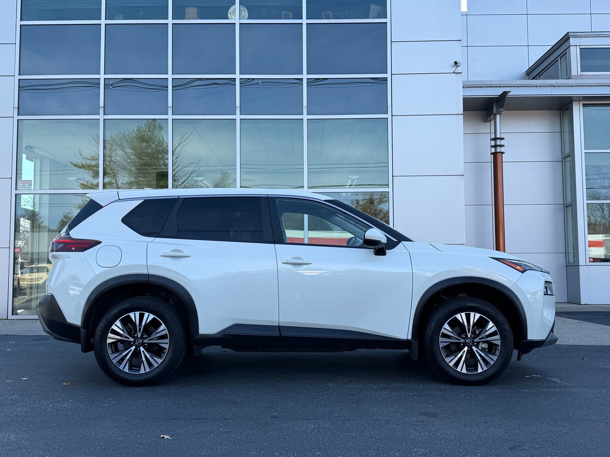 Used 2023 Nissan Rogue SV image 5