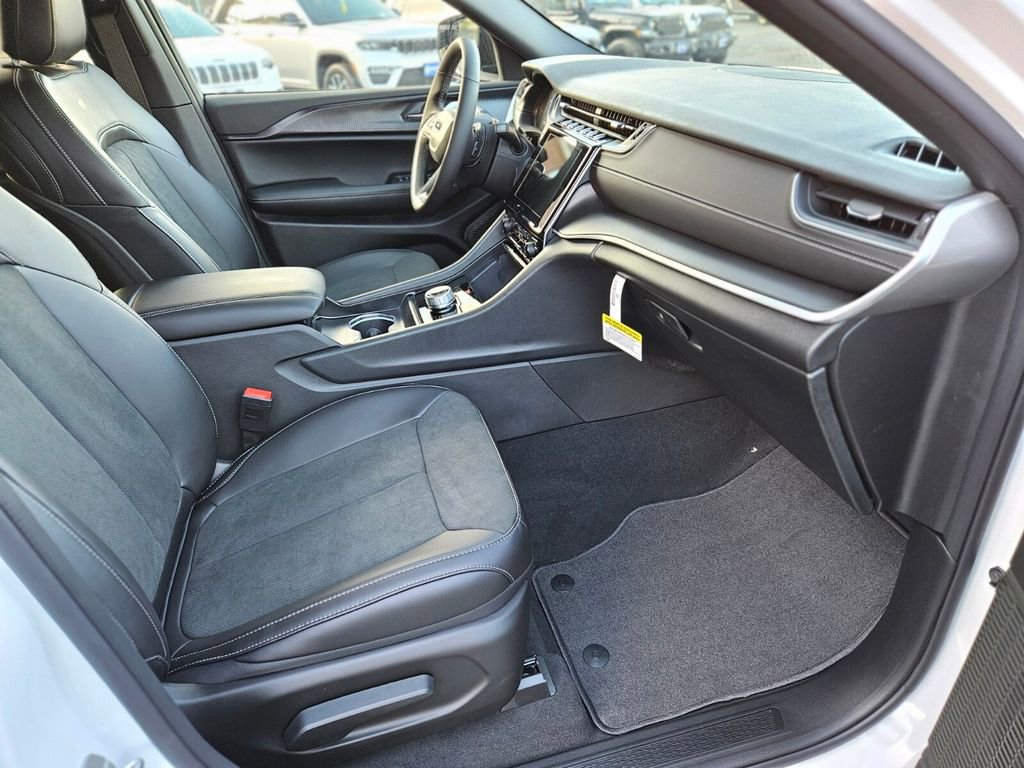 New 2025 Jeep Grand Cherokee Altitude image 11