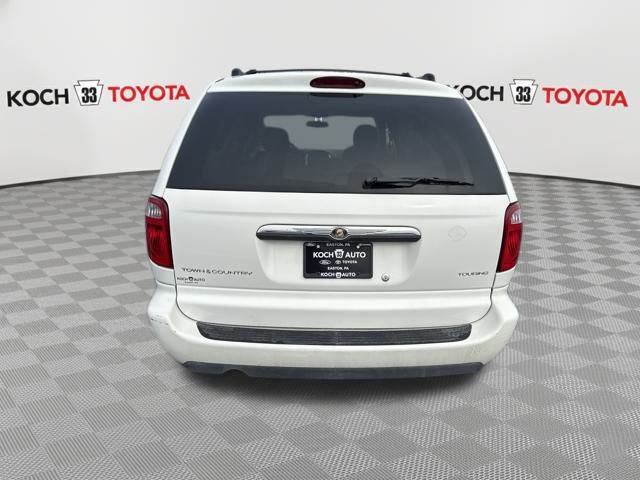 Used 2005 Chrysler Town & Country Touring image 7