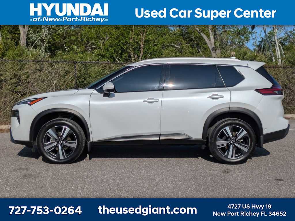 Used 2025 Nissan Rogue SL image 2