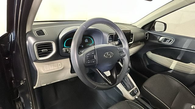 Used 2025 Hyundai Venue Limited FWD image 13