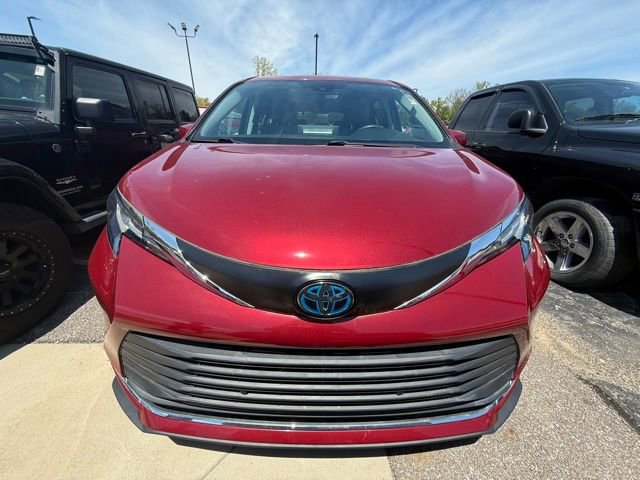 Used 2022 Toyota Sienna XLE FWD image 2